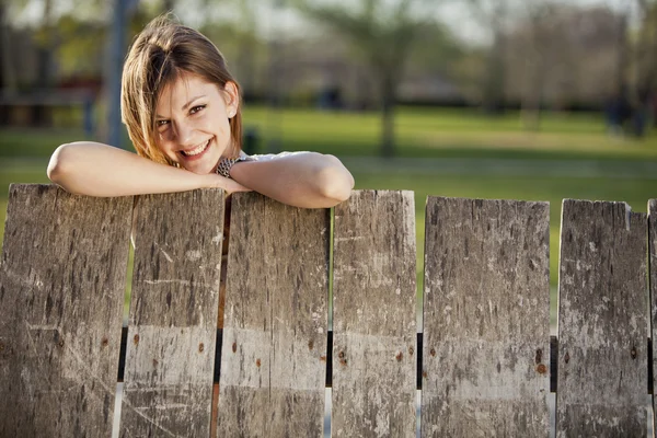 Lány, a kerítés — Stock Fotó