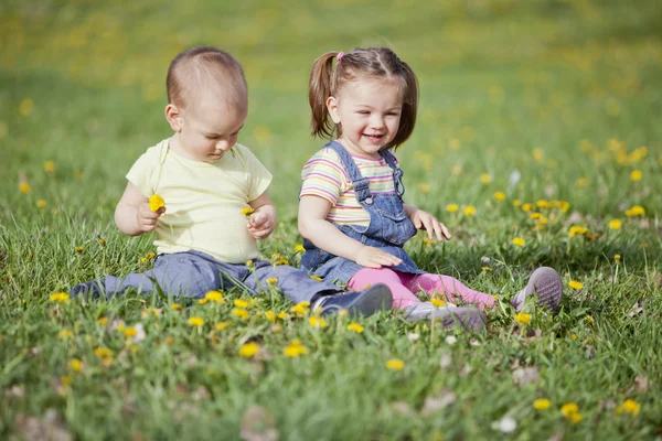 Boy and girl in the field — Stock Photo, Image