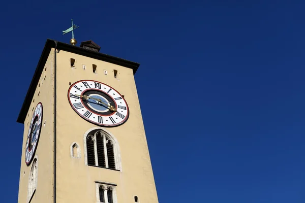 Часовая башня в Регенсбурге, Германия — стоковое фото