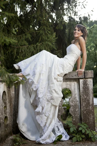 Bride in teh park — Stock Photo, Image