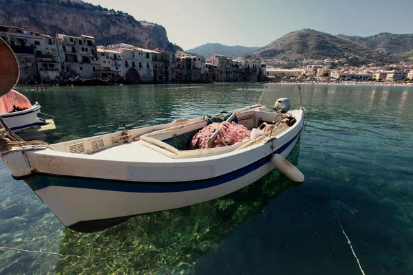 Лодка на Сицилии — стоковое фото