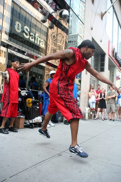 Уличные танцоры — стоковое фото