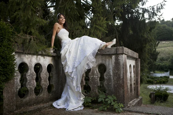 Mariée dans le parc — Photo