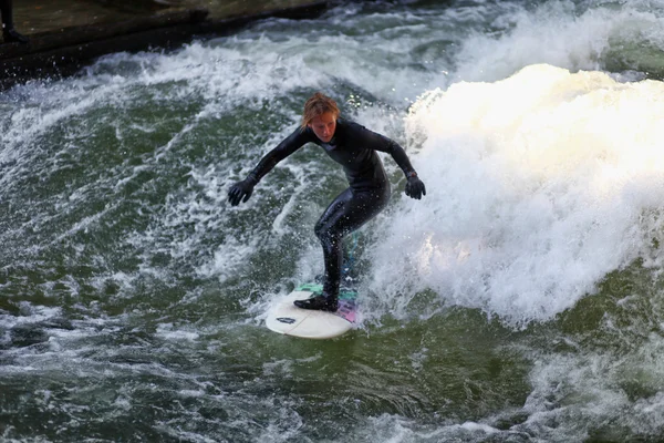 Surfer in de rivier eisbach in München — Stockfoto