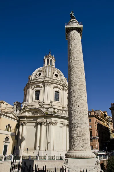 Trajánův sloupec a církve v Římě, Itálie — Stock fotografie