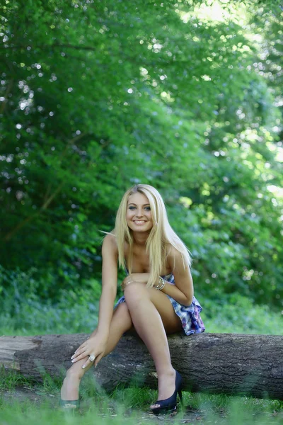 Lány az erdőben — Stock Fotó