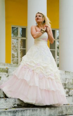 Kız güzel bir elbise Ortaçağ kadın suretinde