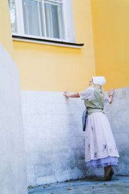 Kız aktris Külkedisi'nin peri masalı hakkında eski m rol oynamaktadır