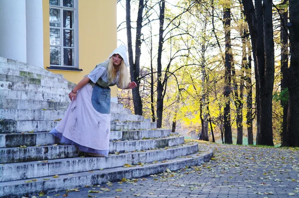 Girl actress plays the role of Cinderella's fairy tale about the old m — Stock Photo, Image