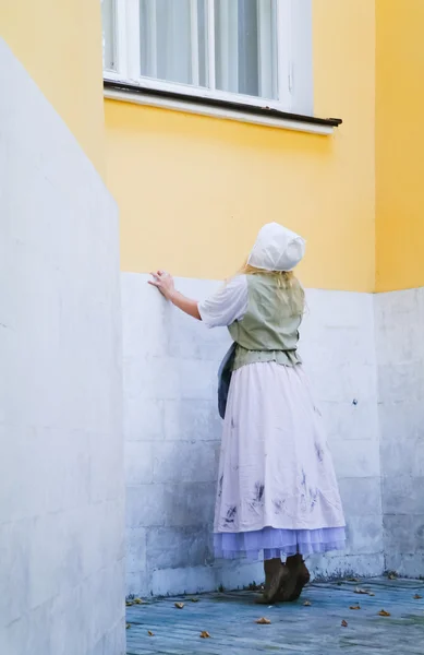 Девушка актриса играет роль сказки Золушки о старой м — стоковое фото