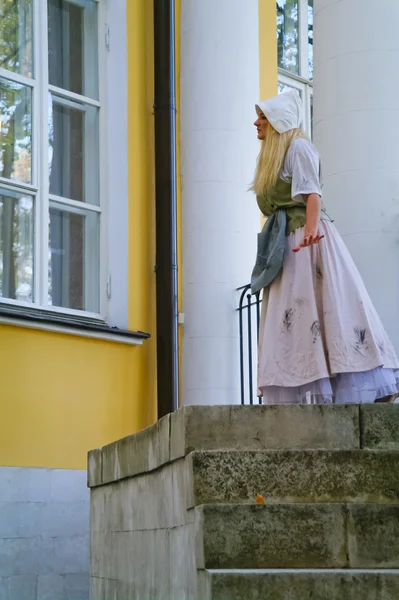 Schauspielerin schlüpft in die Rolle von Aschenputtels Märchen vom alten Mann — Stockfoto