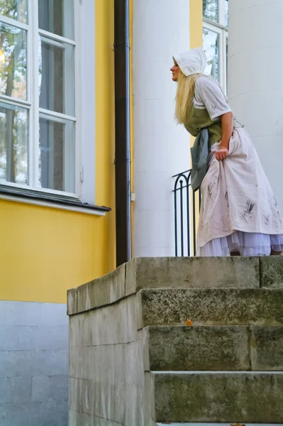 Menina atriz desempenha o papel de conto de fadas de Cinderela sobre o velho m — Fotografia de Stock