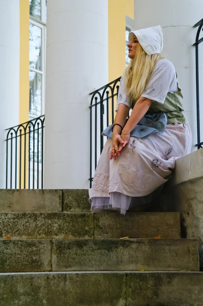 Flicka skådespelare spelar rollen som Askungens saga om den gamla m — Stockfoto