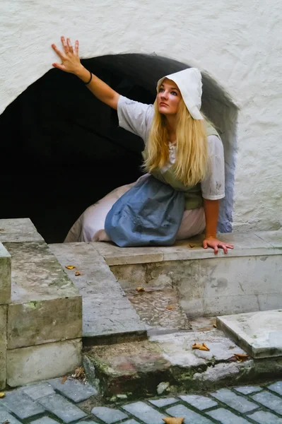 Flicka skådespelare spelar rollen som Askungens saga om den gamla m — Stockfoto