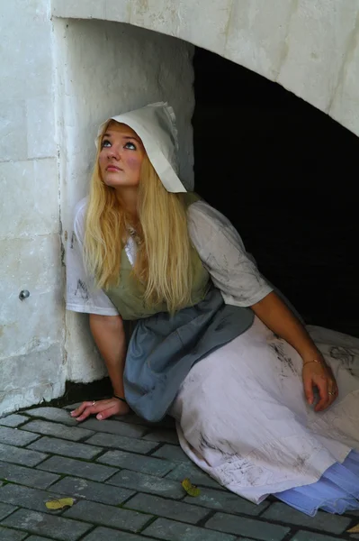 Menina atriz desempenha o papel de conto de fadas de Cinderela sobre o velho m — Fotografia de Stock