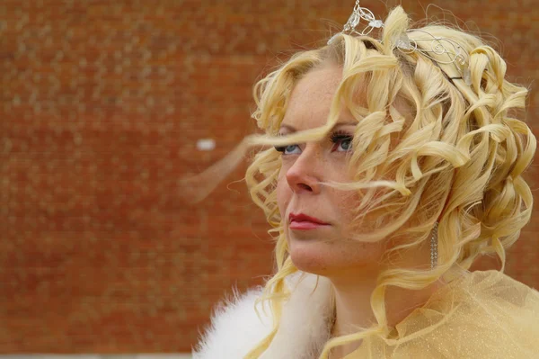 Портрет блондинки в білій сукні в образі королеви — стокове фото