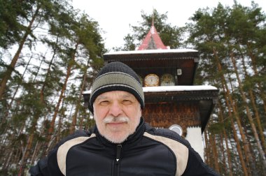 Kış bir eşofman parkta yaşlı bir adam portresi