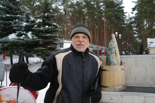 Portret van een oudere man in een trainingspak in de winter in het park — Stockfoto