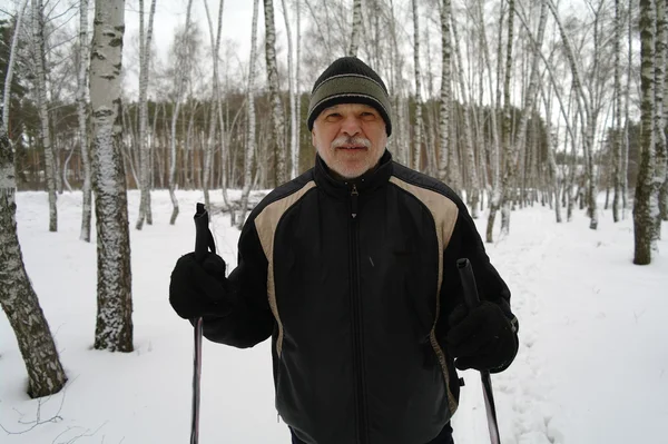 Retrato de un anciano en chándal en invierno en el parque — Foto de Stock