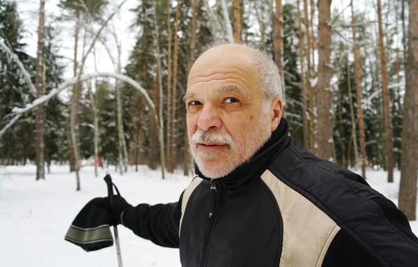 Retrato de um homem idoso de fato de treino no inverno no parque — Fotografia de Stock