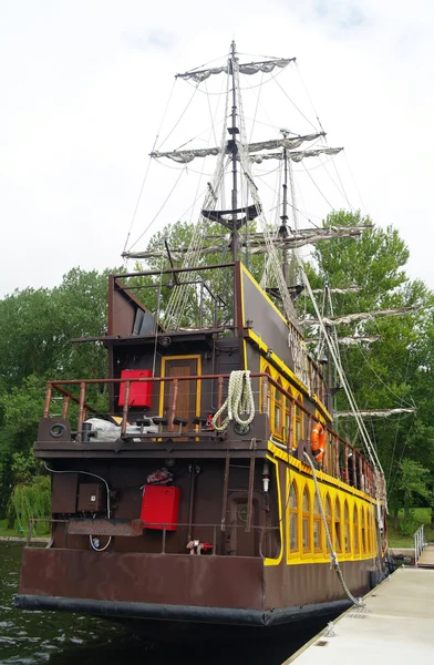 Navio à vela Castor-1 no cais do rio — Fotografia de Stock