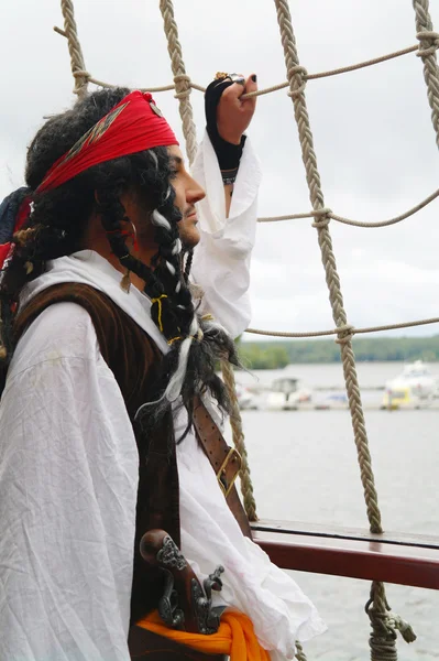 Actor Jack Sparrow in the form of a rope ladder on a sailing ship — Stock Photo, Image