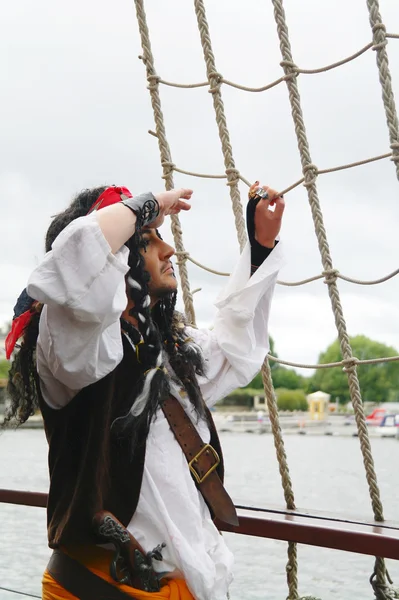 Actor Jack Sparrow in the form of a rope ladder on a sailing ship — Stock Photo, Image