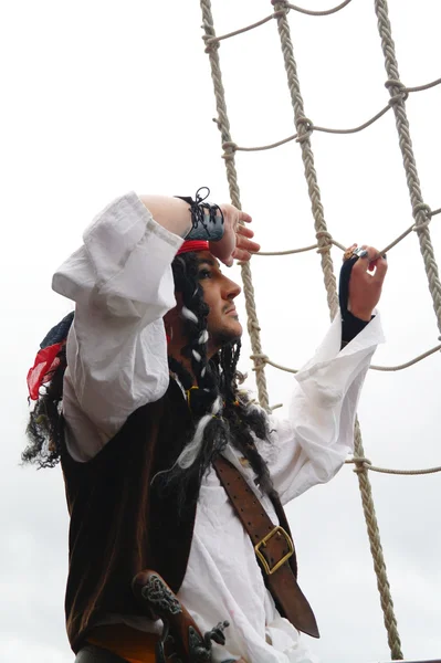 stock image Actor Jack Sparrow in the form of a rope ladder on a sailing ship