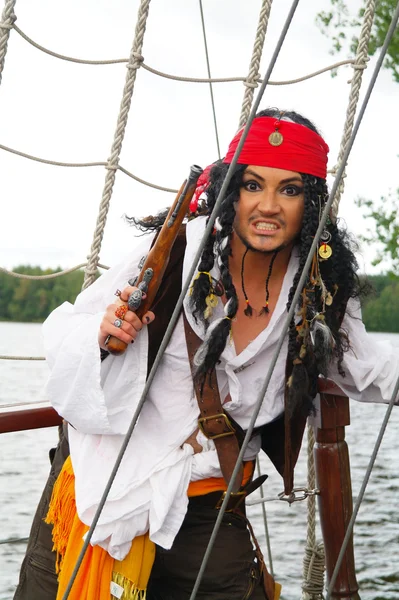 El actor Jack Sparrow en forma de escalera de cuerda en un velero —  Fotos de Stock