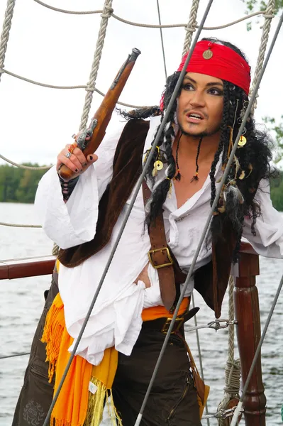 stock image Actor Jack Sparrow in the form of a rope ladder on a sailing ship