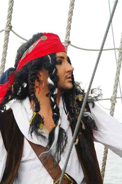 stock image Actor Jack Sparrow in the form of a rope ladder on a sailing ship