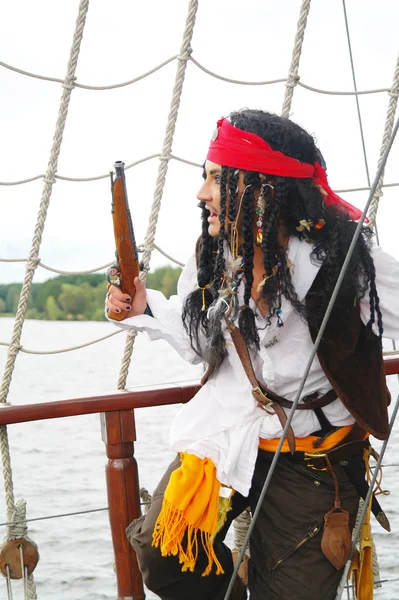 stock image Actor Jack Sparrow in the form of a rope ladder on a sailing ship