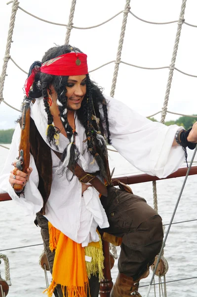 stock image Actor Jack Sparrow in the form of a rope ladder on a sailing ship