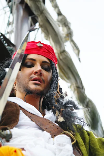 Portrait of the actor in the guise of Jack Sparrow on a sailing ship — Stock Photo, Image