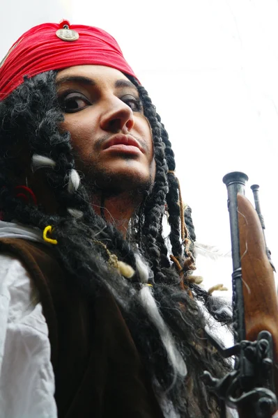 Retrato del actor disfrazado de Jack Sparrow en un velero —  Fotos de Stock
