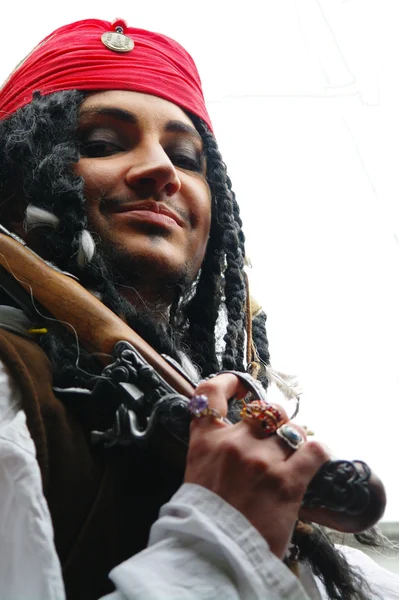 Retrato del actor disfrazado de Jack Sparrow en un velero —  Fotos de Stock