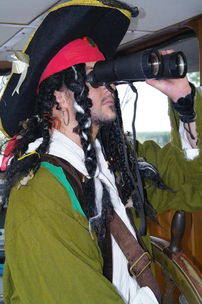 Ator disfarçado de Jack Sparrow na casa de rodas de um navio à vela — Fotografia de Stock