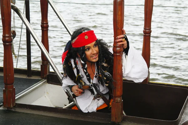 Actor disfrazado de Jack Sparrow en una pasarela de un velero Castor-1 —  Fotos de Stock