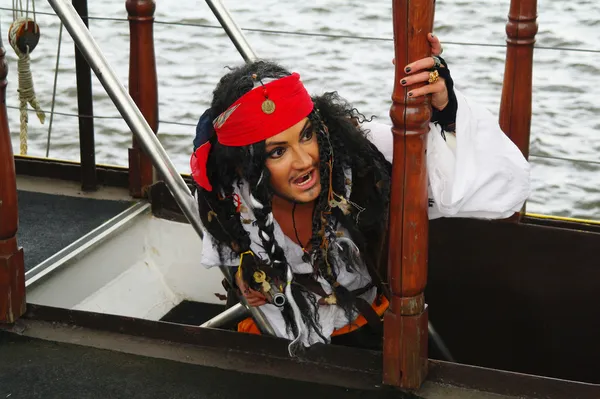 Actor in the guise of Jack Sparrow on a sailing ship gangway Castor-1 — Stock Photo, Image