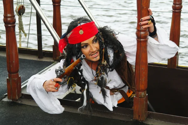 Actor disfrazado de Jack Sparrow en una pasarela de un velero Castor-1 —  Fotos de Stock