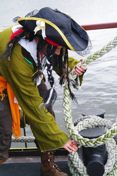 El actor Jack Sparrow en forma de cuerda en un velero, el Castor-1 —  Fotos de Stock