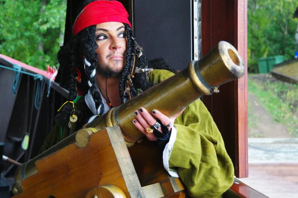 Ator disfarçado de Jack Sparrow com uma arma num navio à vela — Fotografia de Stock