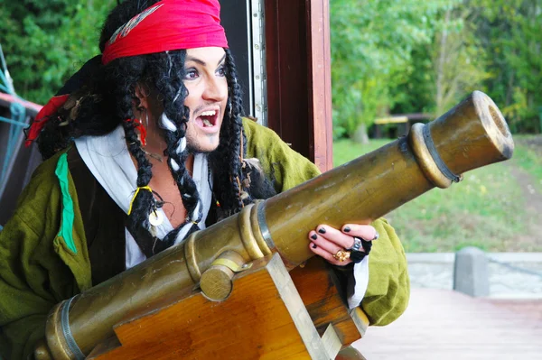 Ator disfarçado de Jack Sparrow com uma arma num navio à vela — Fotografia de Stock