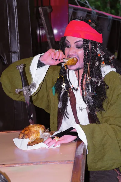 aktör jack sparrow bir yelkenli gemide ızgara tavuk yemek şeklinde