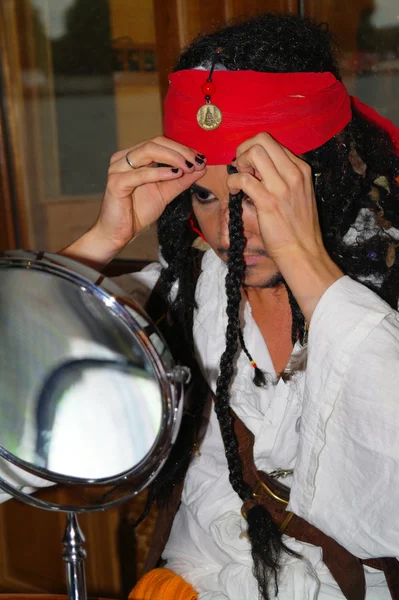 Actor in the process of creating an image of Jack Sparrow — Stock Photo, Image