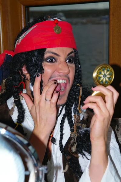 Schauspieler im Prozess der Schaffung eines Bildes von Jack Sparrow — Stockfoto