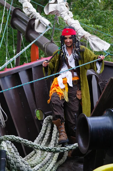 Actor in the guise of Jack Sparrow on his nose sailing ship Castor-1 — Stock Photo, Image
