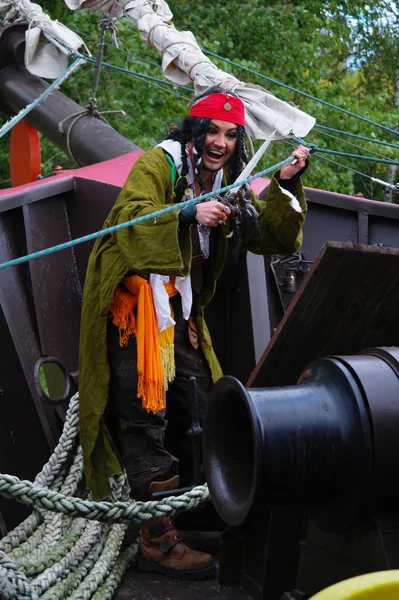 Ator no disfarce de Jack Sparrow em seu nariz veleiro Castor-1 — Fotografia de Stock