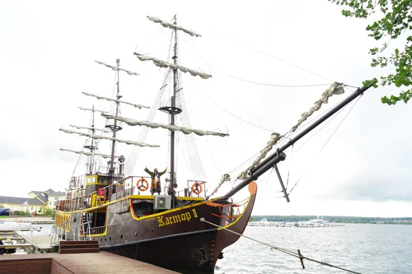 Ator Jack Sparrow na forma de um navio à vela, o Castor-1 — Fotografia de Stock