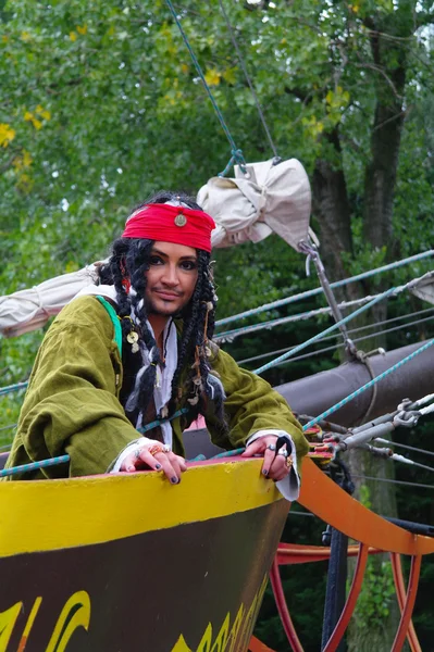 Ator Jack Sparrow na forma de um navio à vela, o Castor-1 — Fotografia de Stock